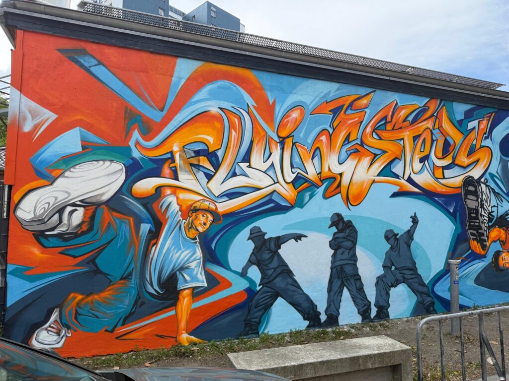 Graffiti-Wand für die Flying Steps Academy Berlin – Breakdancer und Schriftzug